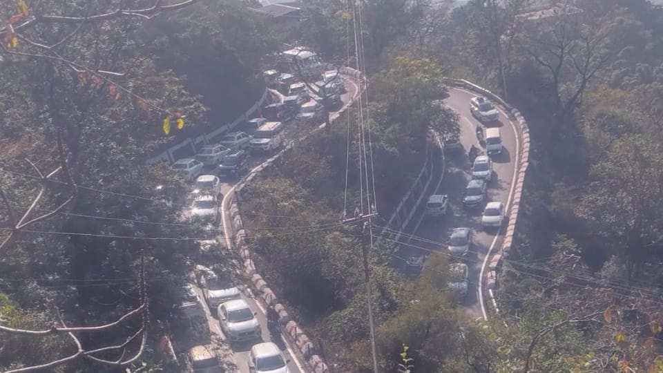 New Year 2024 Heavy Traffic Jam on Mussoorie Dehradun Road during Tourist Return
