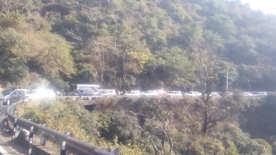 New Year 2024 Heavy Traffic Jam on Mussoorie Dehradun Road during Tourist Return