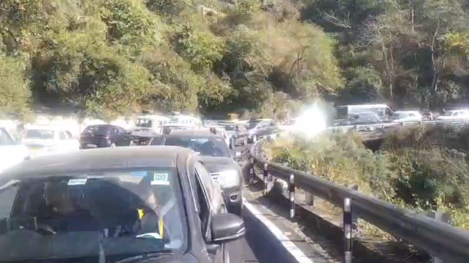 New Year 2024 Heavy Traffic Jam on Mussoorie Dehradun Road during Tourist Return
