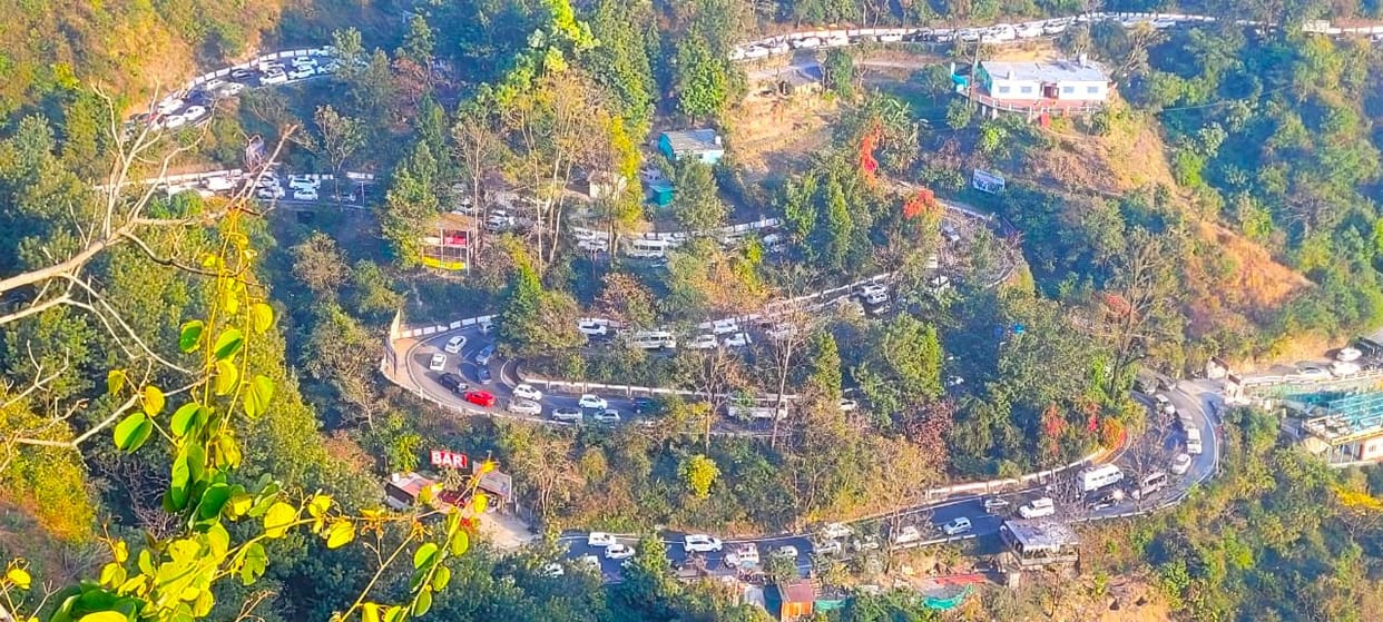 New Year 2024 Heavy Traffic Jam on Mussoorie Dehradun Road during Tourist Return