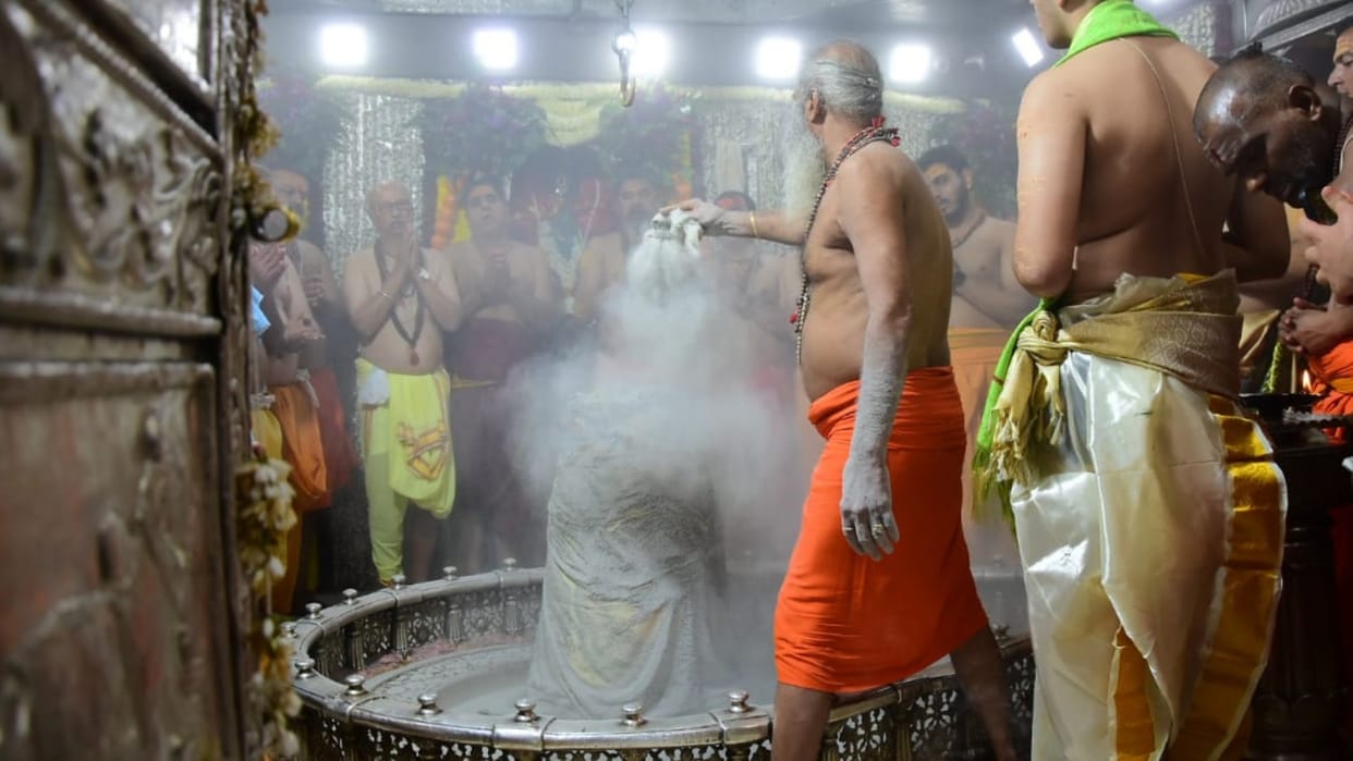 Devotees started the New Year by taking blessings of Baba Mahakal, lakhs of devotees reached Bhasma Aarti.