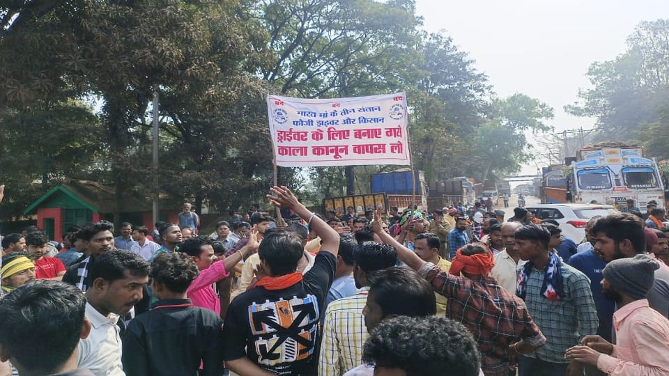 Drivers go on strike against hit and run law passengers face trouble due to traffic jam in Jagdalpur