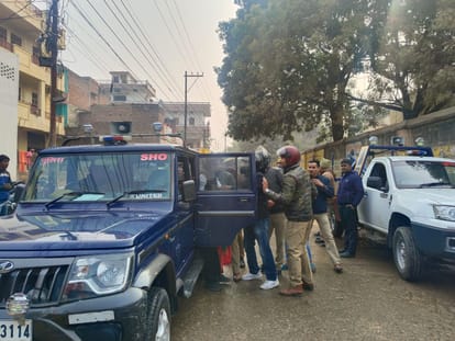 Class 9 student crushes shopkeeper with four-wheeler, dies; Accused of hitting the driver with a stick