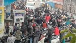 जम्मू में पेट्रोल पंप पर जमा लोग