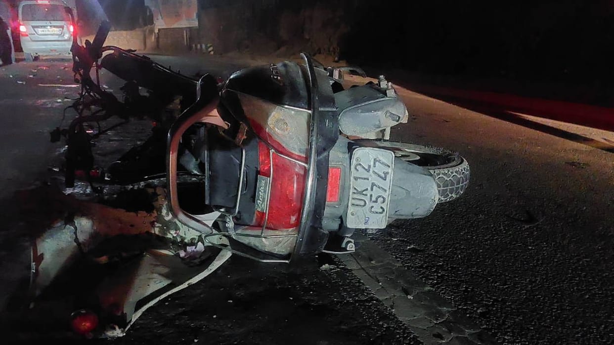 Car and scooter collide scooter rider dies in accident Srinagar Garhwal Uttarakhand news in hindi