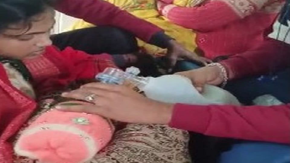 Ambulance staff saved life of five month old baby in Farrukhabad