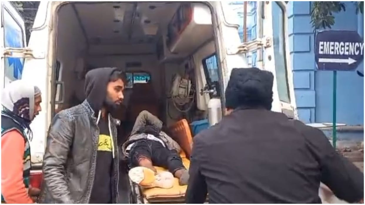Bihar News : Two friends died in a road accident, three had gone out to celebrate New Year.