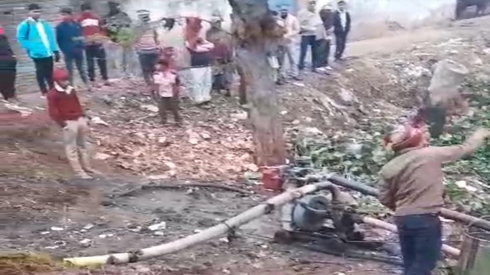 bull that fell into the pond struggled with death for 36 hours villagers tried to rescue could not save life