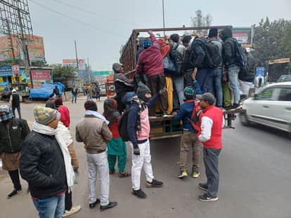डग्गामार वाहनों में लटककर जाते लोग