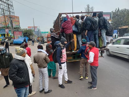 डग्गामार वाहनों में लटककर जाते लोग