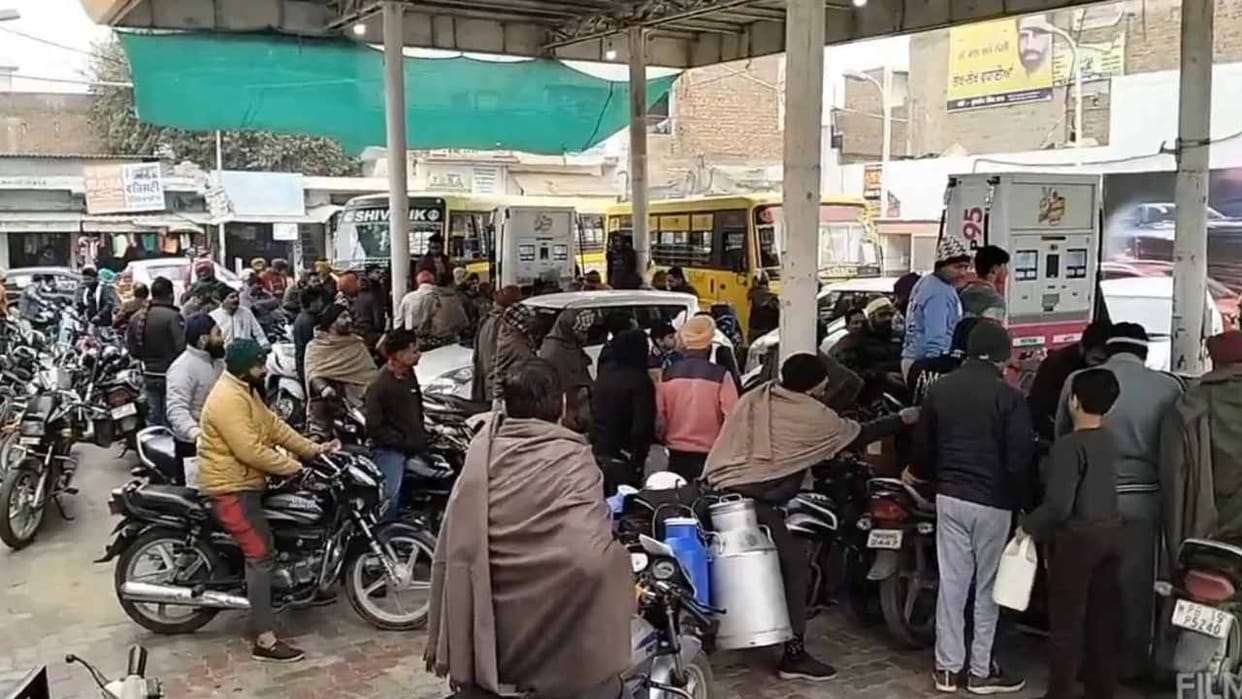 Fuel shortage in petrol pumps of Punjab due to truck drivers strike