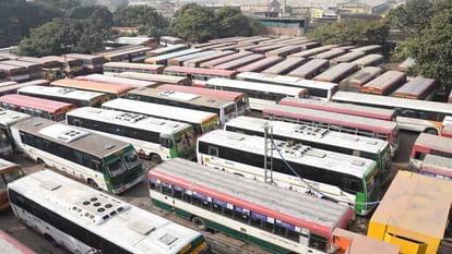 Aligarh News: रोडवेज-निजी बसों सहित माल वाहक वाहनों का चक्का जाम, लगाया जाम Roadways-block of goods carrying vehicles including private buses jammed