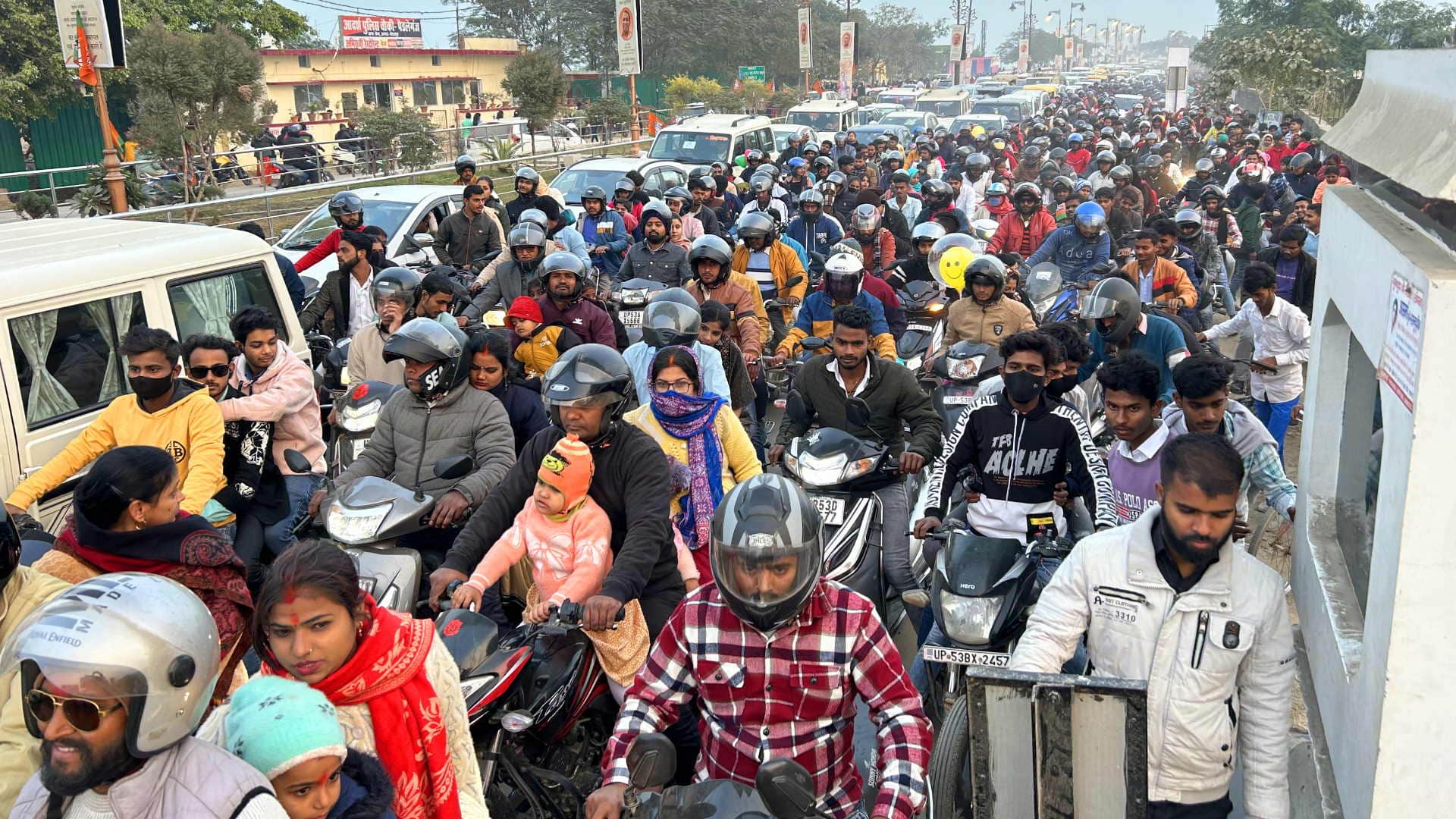 The city was immersed in New Year's celebrations, the crowd gathered and the city came to a standstill.