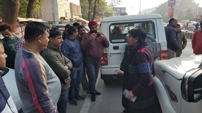 वाहन चालकों की हड़ताल का दिखा असर: 14 बसों में दिल्ली और पहाड़ के यात्रियों को किया रवाना, जानें और क्या हुआ Delhi passengers sent off in buses amid driver strike in haldwani