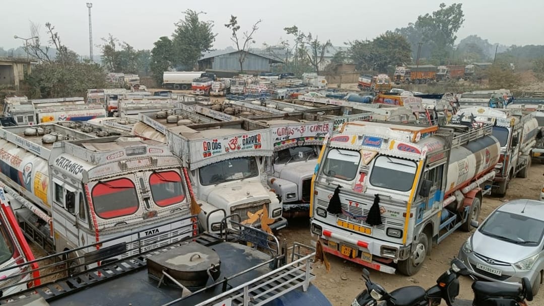 jammu kashmir drivers and transport union strike on day second long queues on petrol pumps