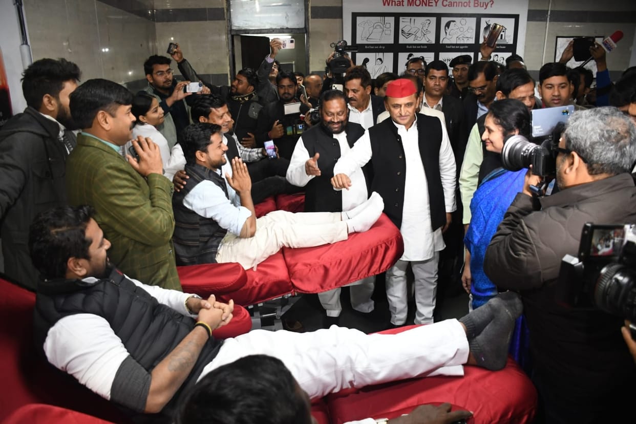 Lucknow News: Akhilesh Yadav reached blood donation camp in KGMU on the birthday of Swami Prasad Maurya