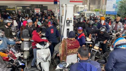 पेट्रोल पंप पर लगी लंबी लाइनें