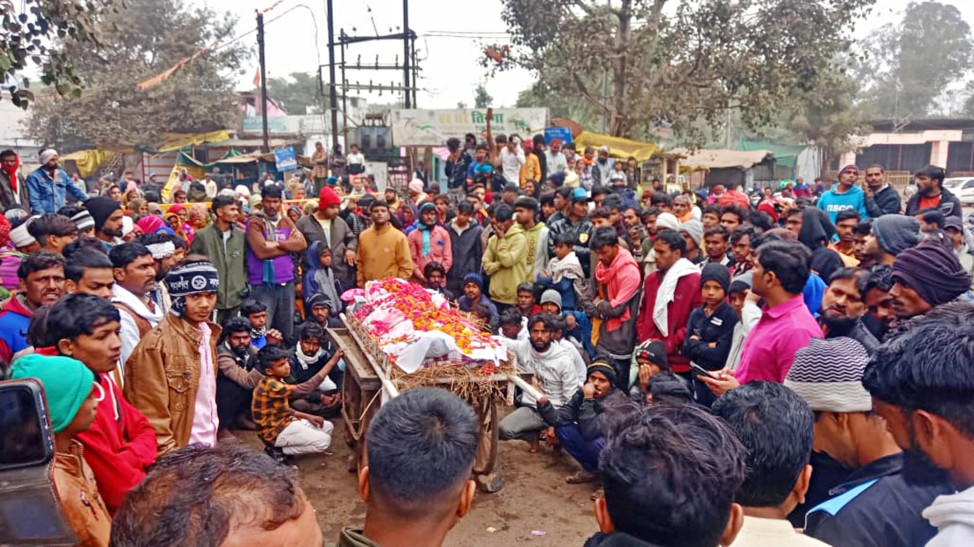 शव रखकर प्रदर्शन