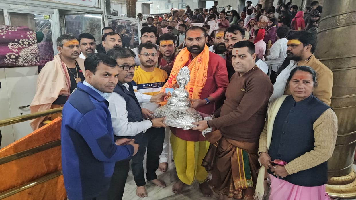 Baba Mahakal Temple Ujjain Devotee of Chitrakoot offered silver jewelery to Mahakal