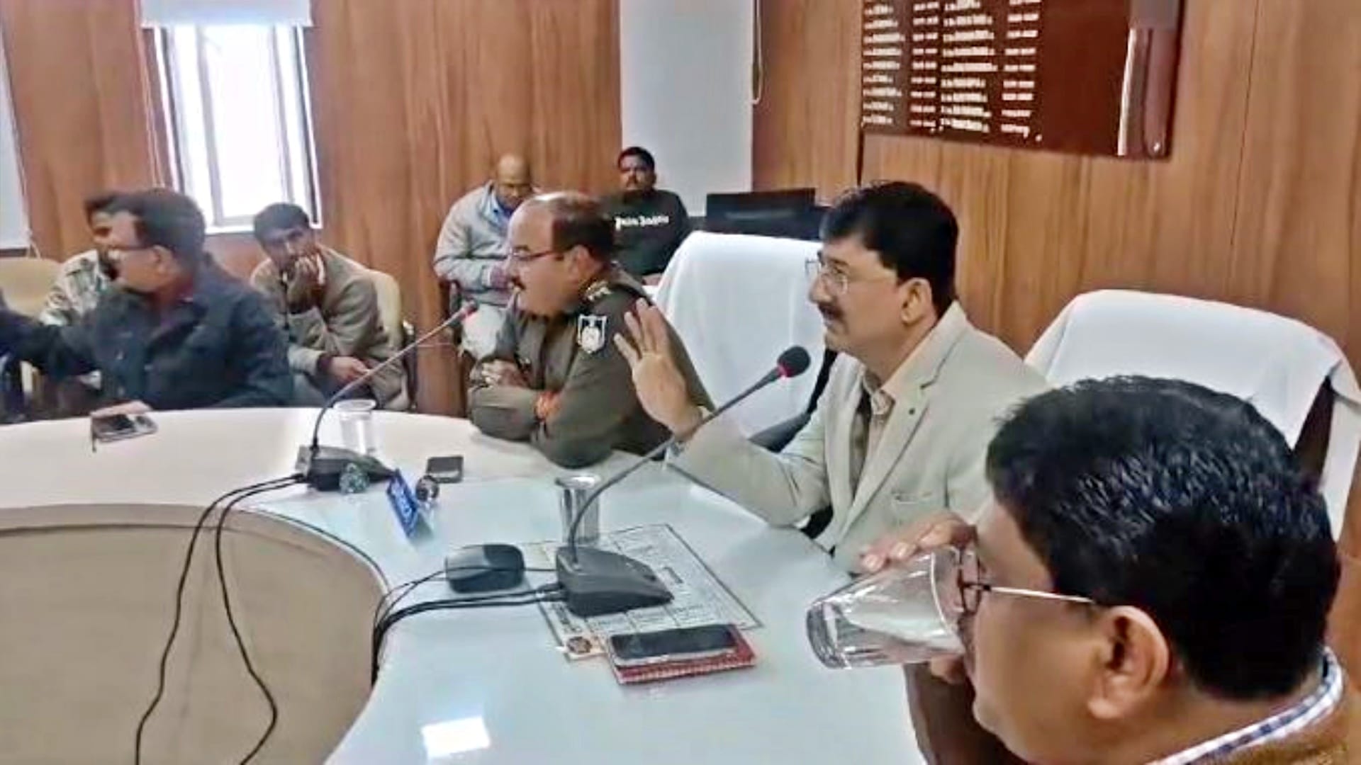 कलेक्टर बैठक करते हुए