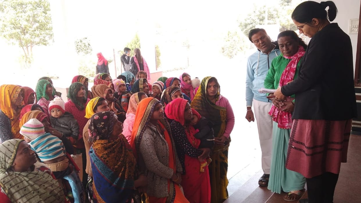 Sehore News Women of Jahangirpura-Nayapura living in kutcha houses asked for permanent house