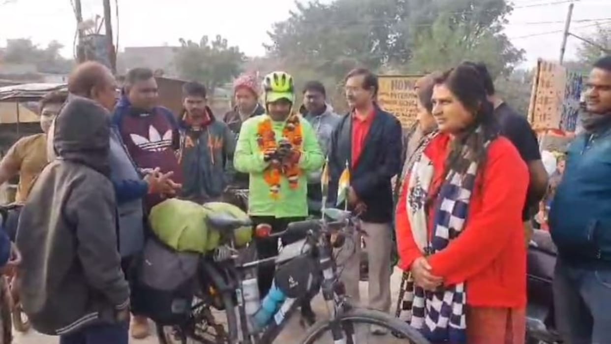Cycle Man Neeraj sets out on a journey from Kashmir to Kanyakumari making farmers aware in Rewa
