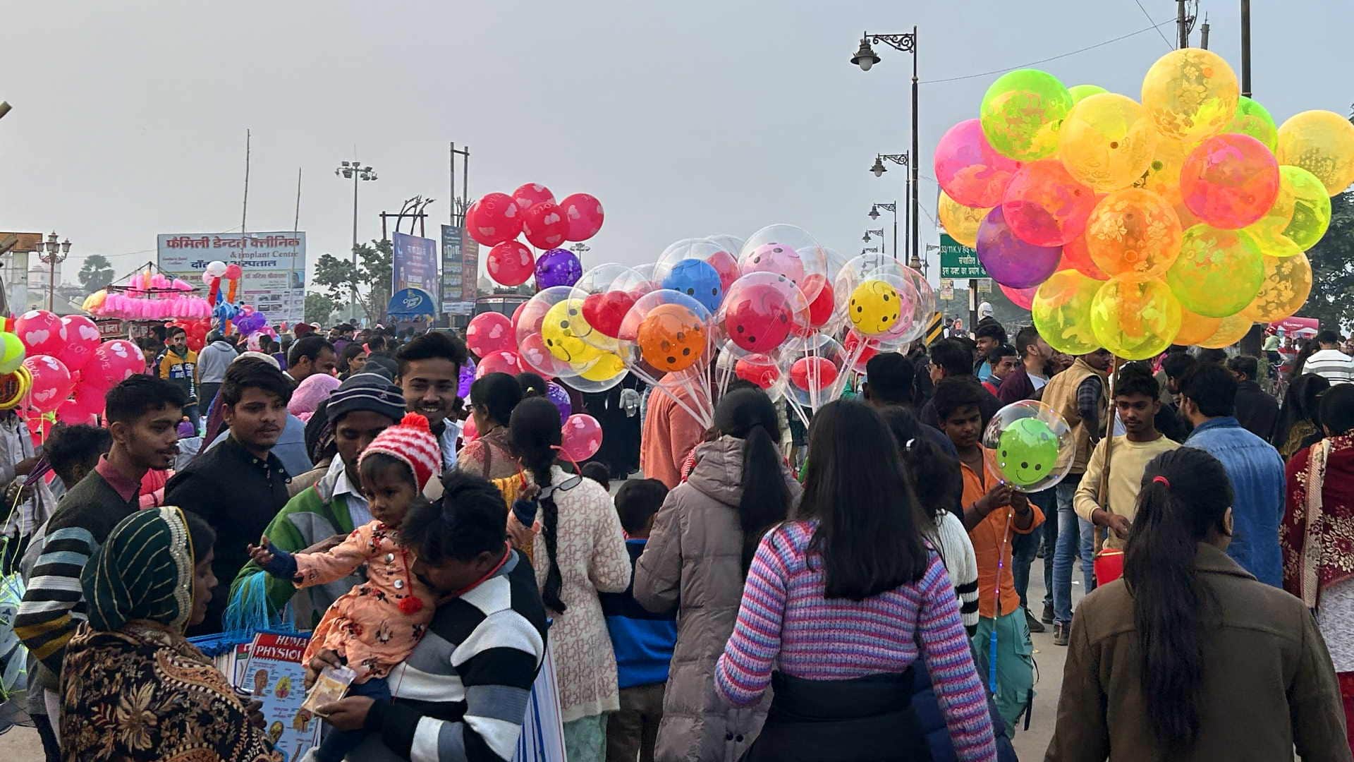 The city was immersed in New Year's celebrations, the crowd gathered and the city came to a standstill.