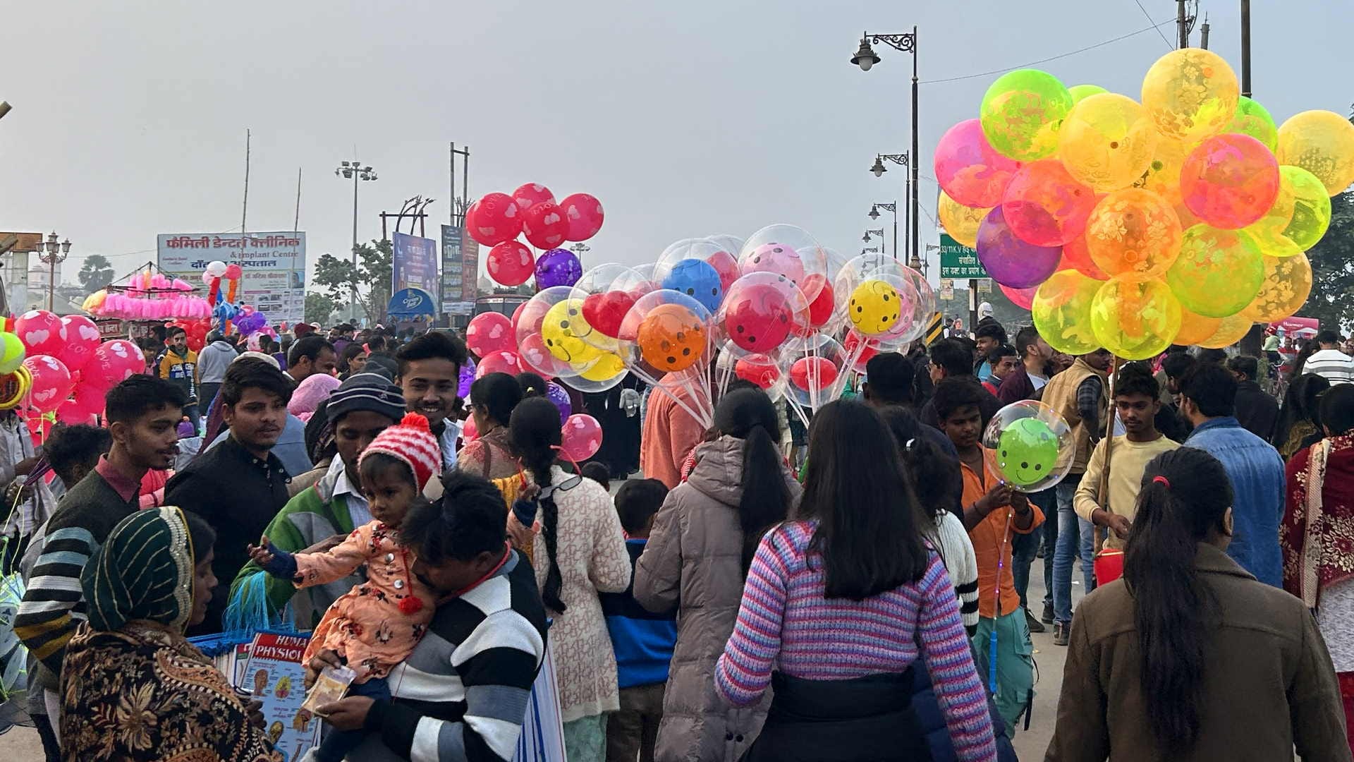 The city was immersed in New Year's celebrations, the crowd gathered and the city came to a standstill.