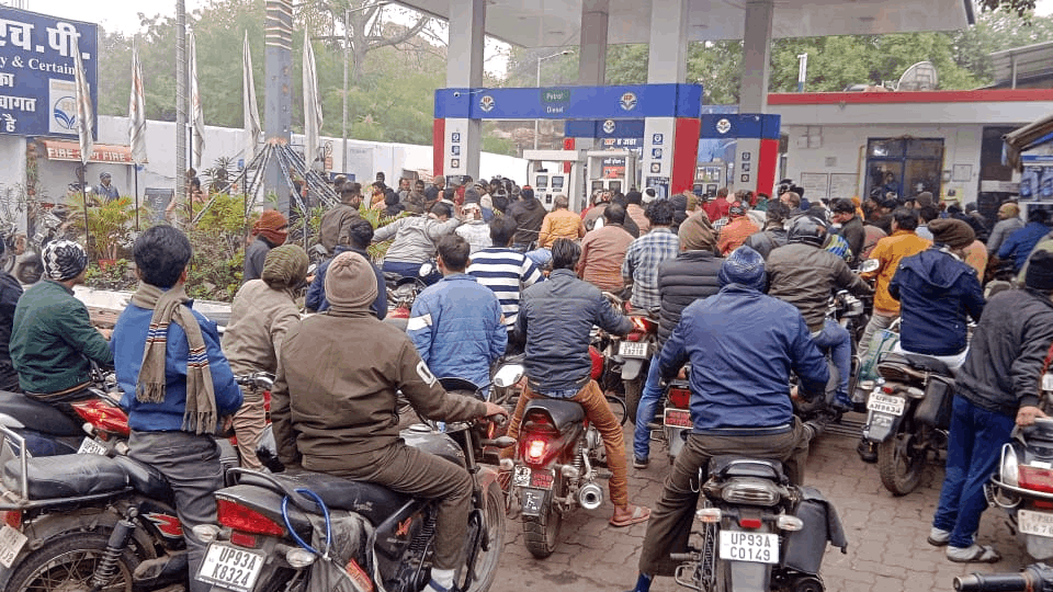 Petrol and diesel crisis due to truck drivers' strike in Jhansi