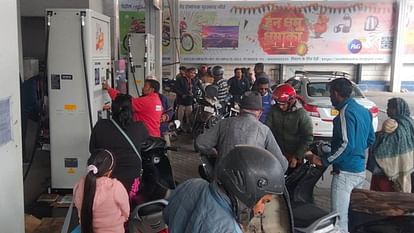 Petrol Crisis: टैंकरों के थमे चक्के, तेल भरवाने के लिए पेट्रोल पंपों पर भीड़...सड़कों पर लंबी कतार, तस्वीरें Petrol crisis Crowd at petrol pumps people facing problems due to strike against hit and run law Uttarakhand
