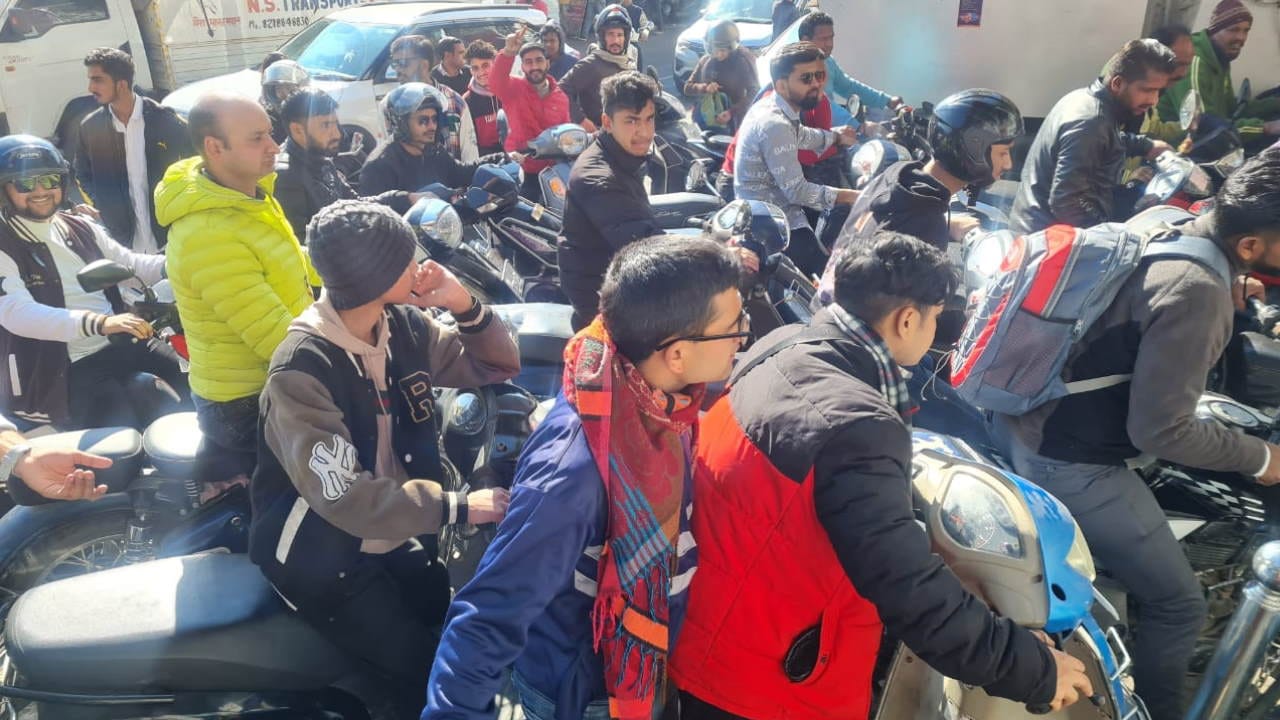 Hit and Run Law: Petrol Crisis Crowd At Petrol Pumps, People Facing Problems Due To Strike