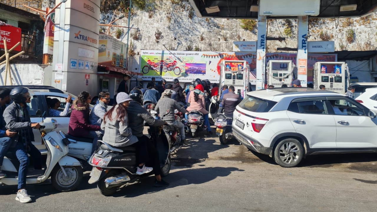 Hit and Run Law: Petrol Crisis Crowd At Petrol Pumps, People Facing Problems Due To Strike
