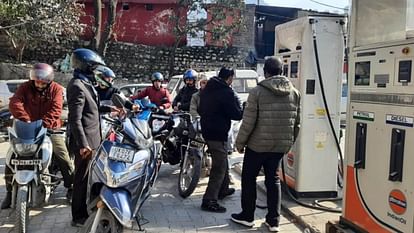 Petrol crisis Crowd at petrol pumps people facing problems due to strike against hit and run law Uttarakhand