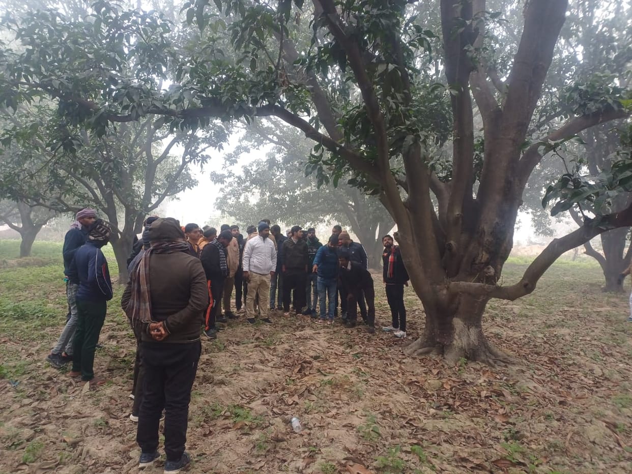 Pratapgarh: Dead body of a youth preparing for police recruitment found hanging on a mango tree.