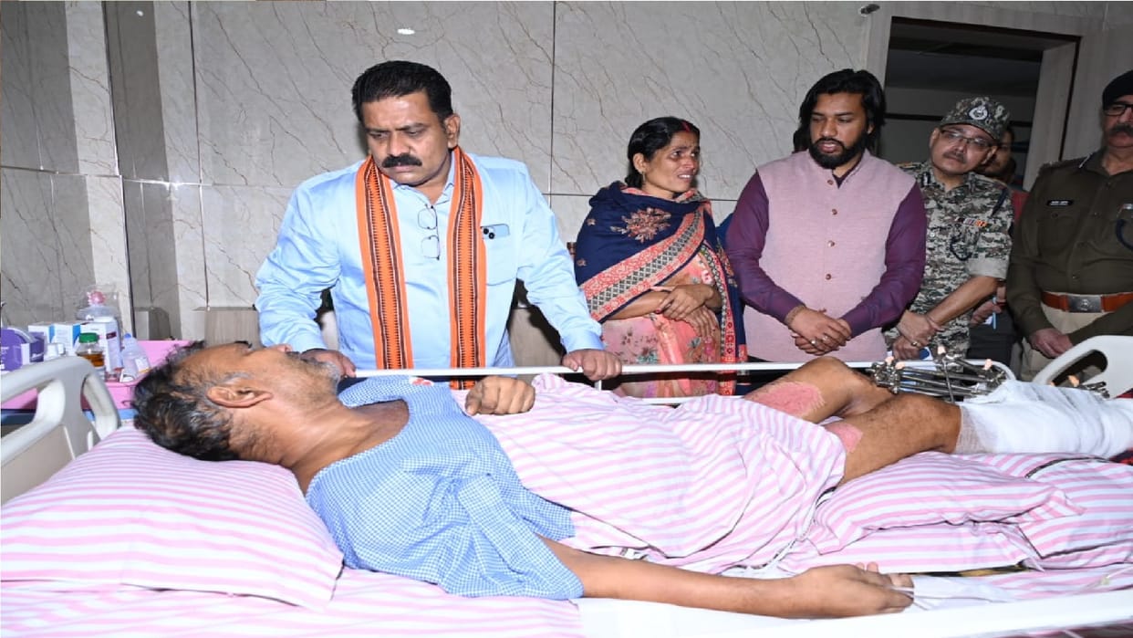 CG: Deputy CM Vijay Sharma visit hospital to meet soldiers injured in IED blast