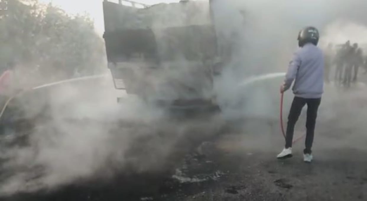 Rajasthan News: Fire broke out in a moving trailer filled with cement, fire brigade personnel controlled the f