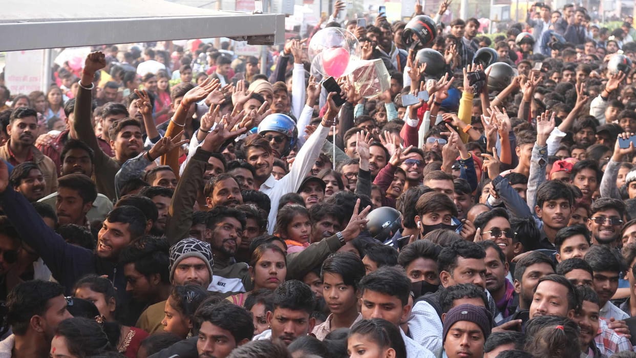 The city was immersed in New Year's celebrations, the crowd gathered and the city came to a standstill.