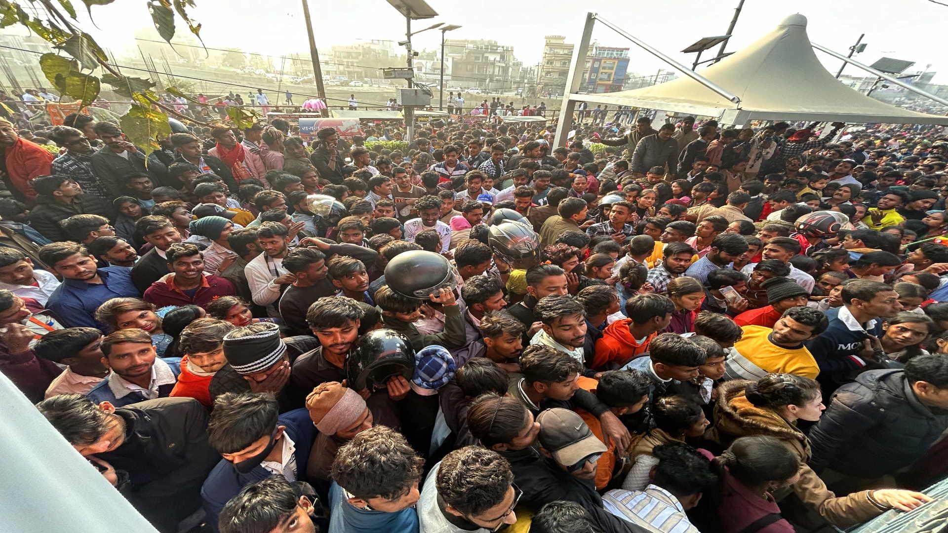 The city was immersed in New Year's celebrations, the crowd gathered and the city came to a standstill.