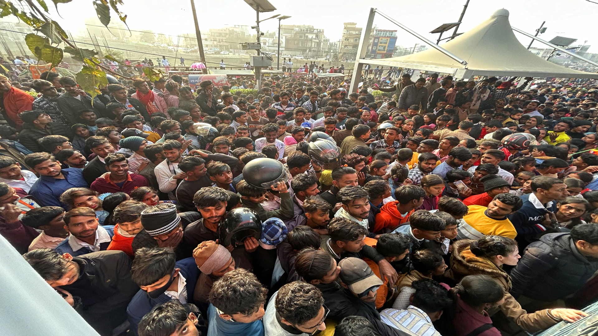 The city was immersed in New Year's celebrations, the crowd gathered and the city came to a standstill.