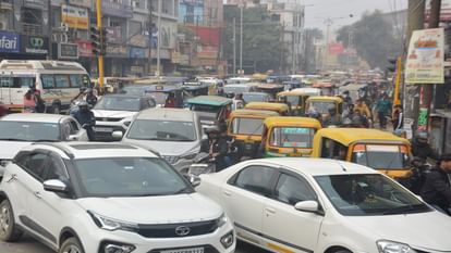 साल के पहले दिन ट्रैफिक का हाल: एंट्री न मिलने पर दरोगा को युवक ने दी धमकी; डीएसपी का बेटा हूं, वर्दी उतरवा.. First day of the year spent in traffic: Jam from morning to late night, took 40 minutes to travel a ten-minute