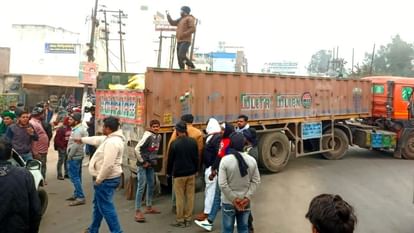 Hit And Run Law: नए कानून के खिलाफ चालकों ने संभल हाईवे पर लगाया जाम, पुलिस से नोकझोंक, जूझते रहे यात्री Hit And Run Law: Drivers block Sambhal Highway against new law, clash with police