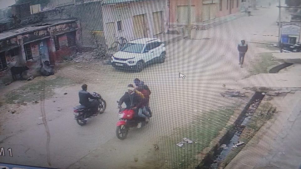 Rs 32000 looted from drug dealer servant at gunpoint