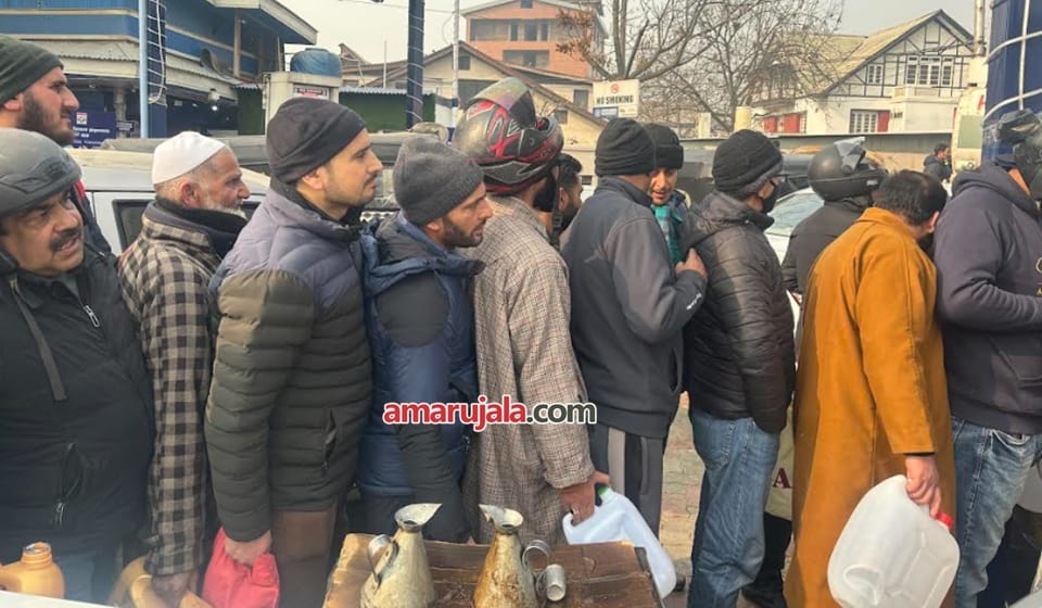 jammu kashmir drivers and transport union strike on day second long queues on petrol pumps