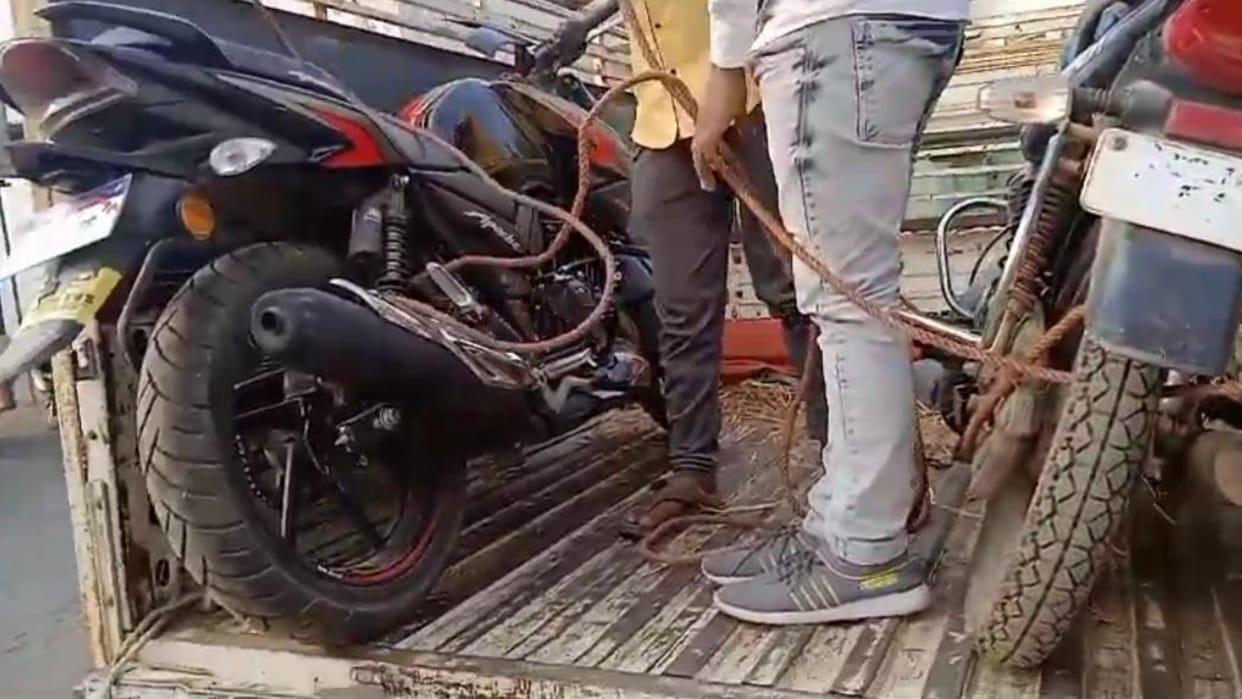 Woman walking on foot dies in collision between two bikes