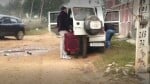 महेंद्रगढ़ के गांव झगड़ोली में गाड़ी के पास खड़े टीम के सदस्य।