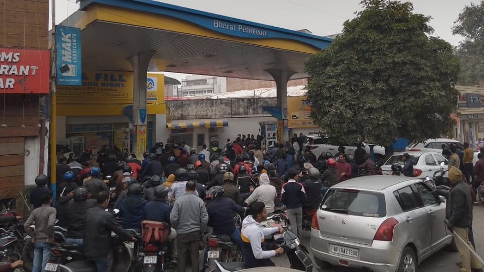 Kanpur: Amidst apprehensions and rumours, there is a fight for petrol and diesel.