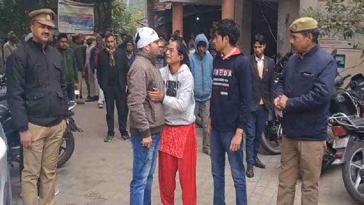 Officer And Clerk Beat Up Consulting Engineer In Vikas Bhawan Pilibhit - Amar Ujala Hindi News Live - Pilibhit News:विकास भवन में अफसर और बाबू ने कंसल्टिंग इंजीनियर को पीटा, हेलमेट से सिर फोड़ा