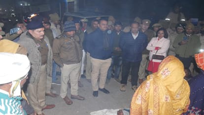 Varanasi Accident: भगवानपुर में 28 घंटे बाद धरना समाप्त, पुलिसकर्मियों के खिलाफ होगी जांच Varanasi Accident: Protest ends after 28 hours in Bhagwanpur, investigation will be done against policemen