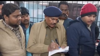 Bihar News : प्राइवेट फाइनेंस कंपनी के फील्ड ऑफिसर की हत्या, दो लाख और बाइक लूटने के दौरान सीवान में गोली मारी Bihar Police failed to stop crime in Siwan, murdered field officer of private company. looted two lakh rupees.