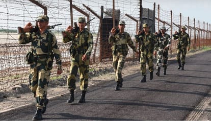 UP: मणिपुर में कुकी उग्रवादियों से मुठभेड़ में गजरौला का बीएसएफ कर्मी घायल, पांच दिन पहले ही गए थे ड्यूटी पर UP: Gajraula soldier injured encounter with Kuki militants in Manipur, BSF personnel gone duty five days
